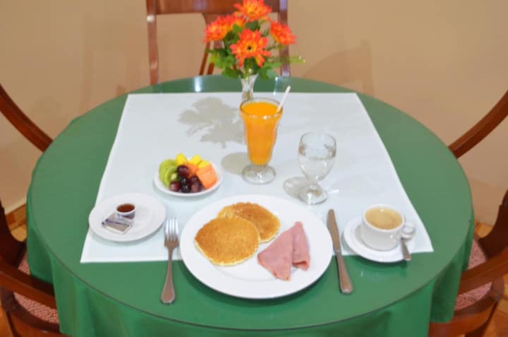 Desayuno americano de cortesía servido en mesa