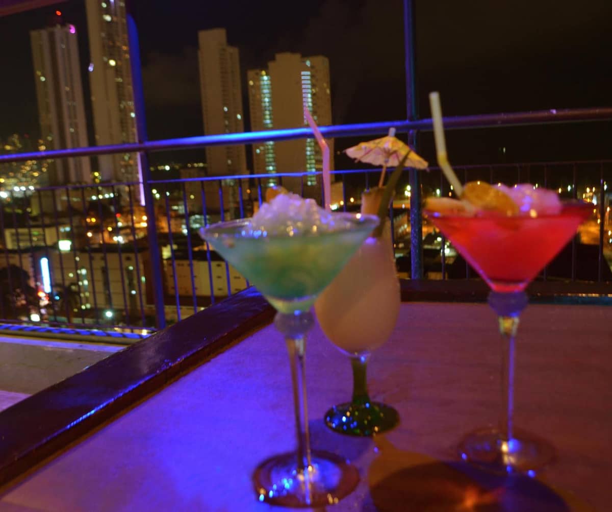 Cócteles en el bar de la azotea con vista nocturna a la ciudad