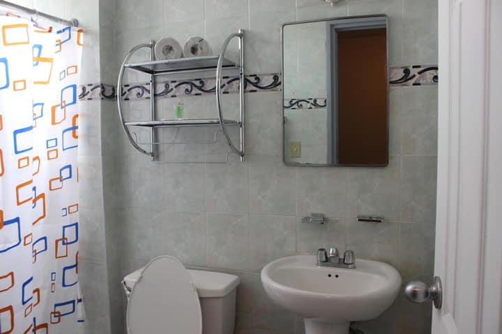 Baño privado moderno con ducha y amenities
