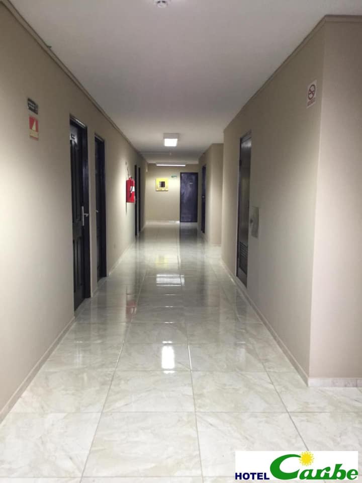 Pasillo iluminado con piso de mármol pulido