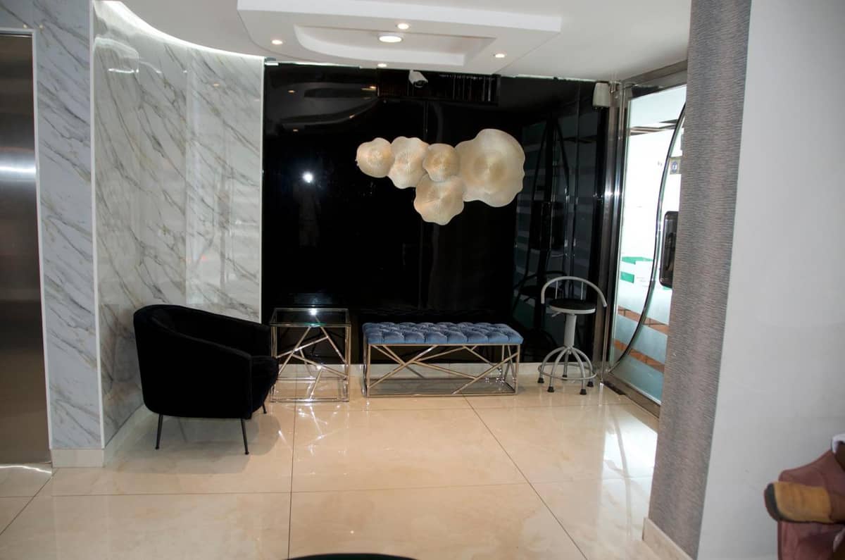 Lobby principal con detalles en mármol y diseño contemporáneo