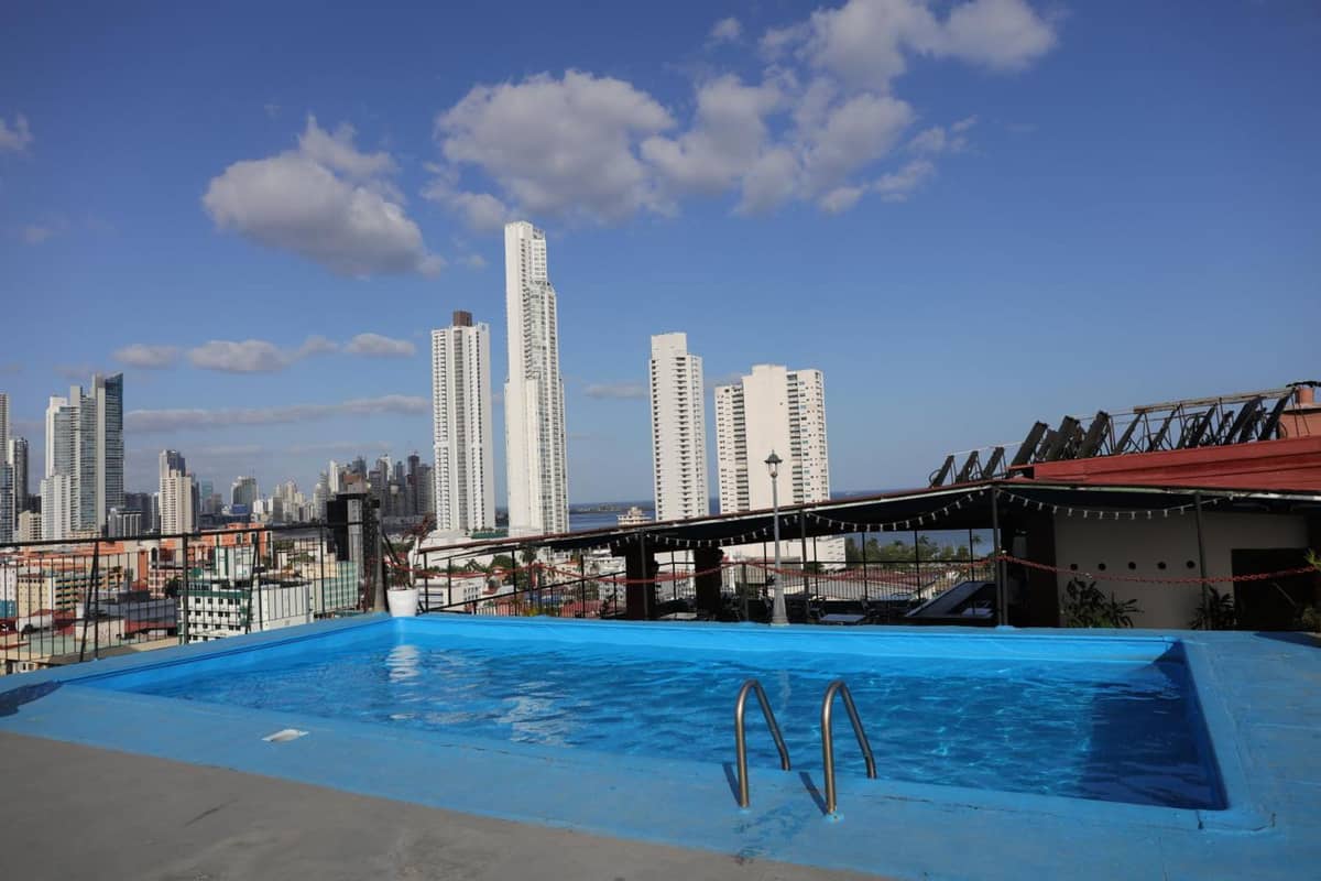 Piscina al aire libre en la azotea del Hotel Caribe Panamá