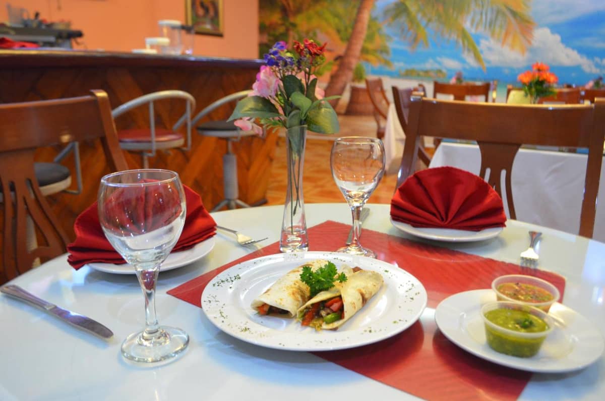 Mesa servida en el restaurante con cocina panameña