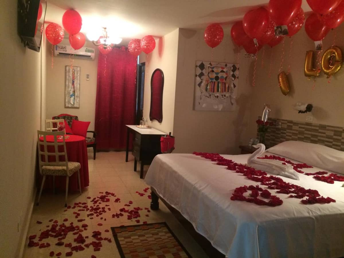 Suite preparada para escapadas románticas con pétalos de rosa
